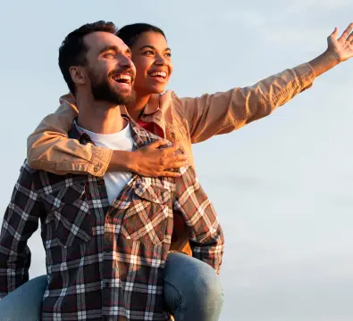 hombre cargando a su pareja mujer en la espalda