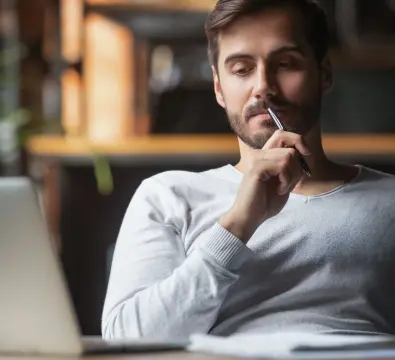 hombre con barba pensando